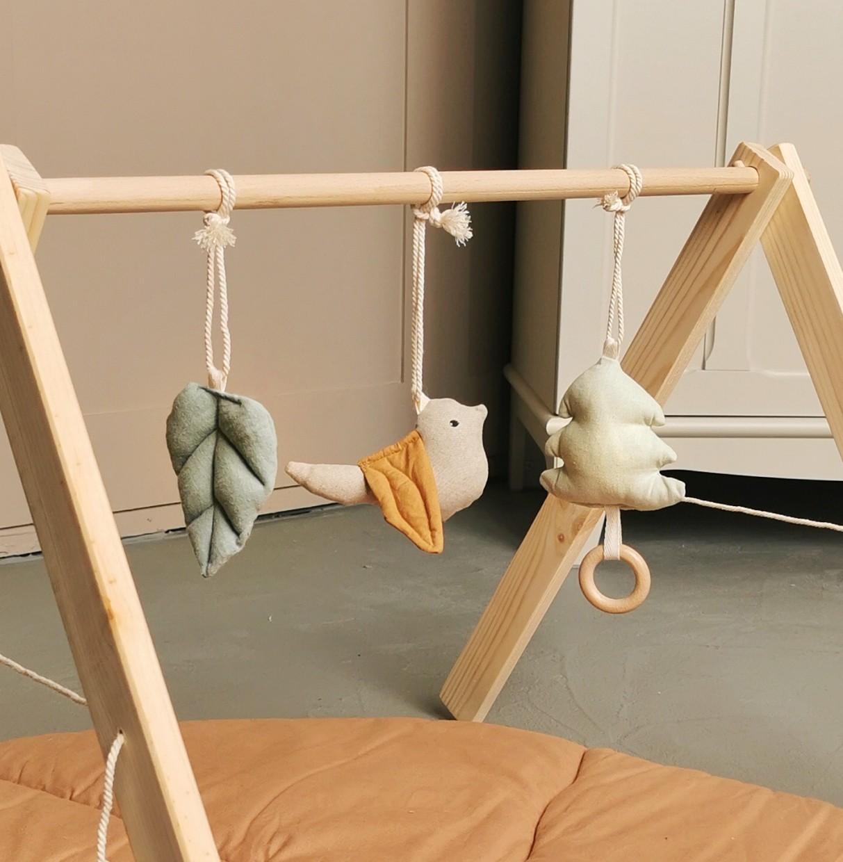 Baby Play Gym Hanging Toys Set Muslin Leaf Rattle Tree Bird with Squeaker